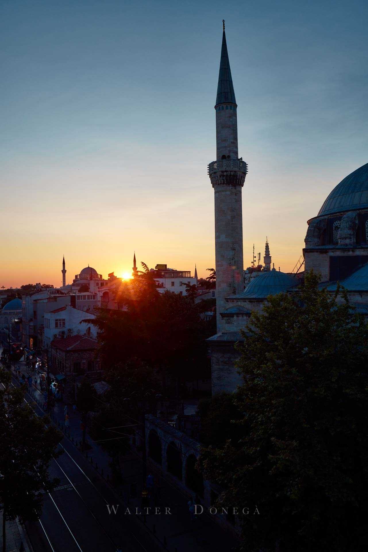 Tramonto sul minareto della Gazi Atik Ali Paşa Camii, Fatih - Emin Sinan Mh., Istanbul