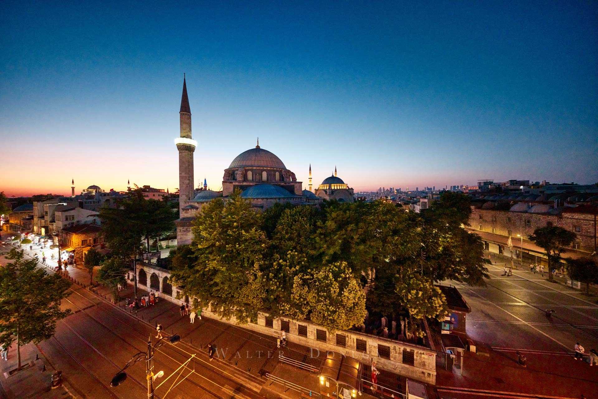 Tramonto sulla Gazi Atik Ali Paşa Camii, Fatih - Emin Sinan Mh., Istanbul